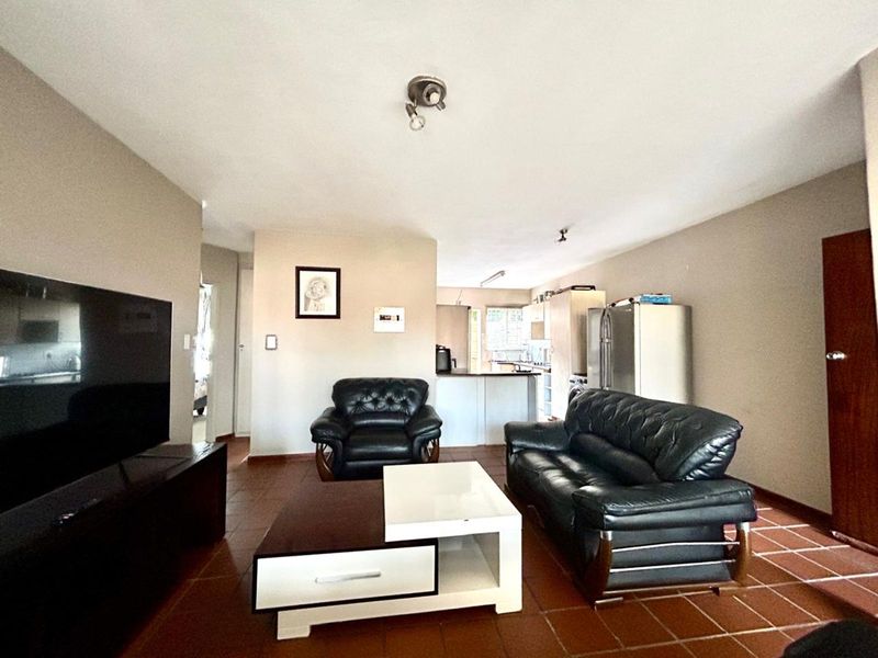 Townhouse To Rent in Faerie Glen - Photo 3