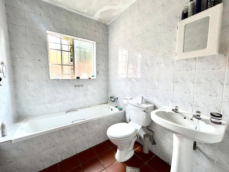 Townhouse To Rent in Faerie Glen - Photo 10