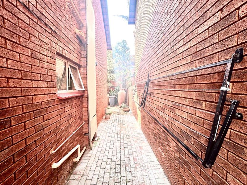 Townhouse To Rent in Garsfontein - Photo 10