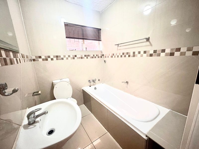 Townhouse To Rent in Garsfontein - Photo 8