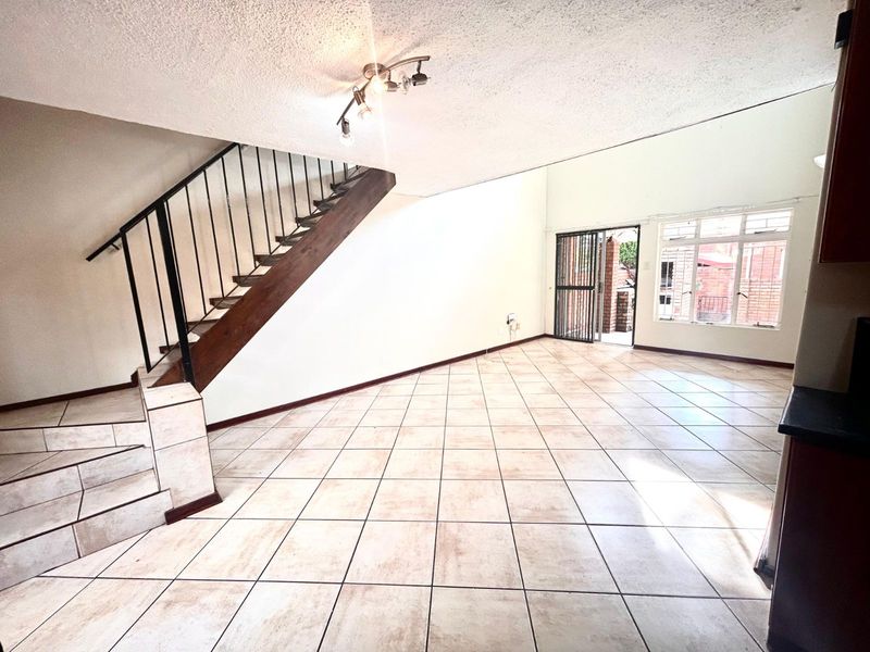 Townhouse To Rent in Garsfontein - Photo 5