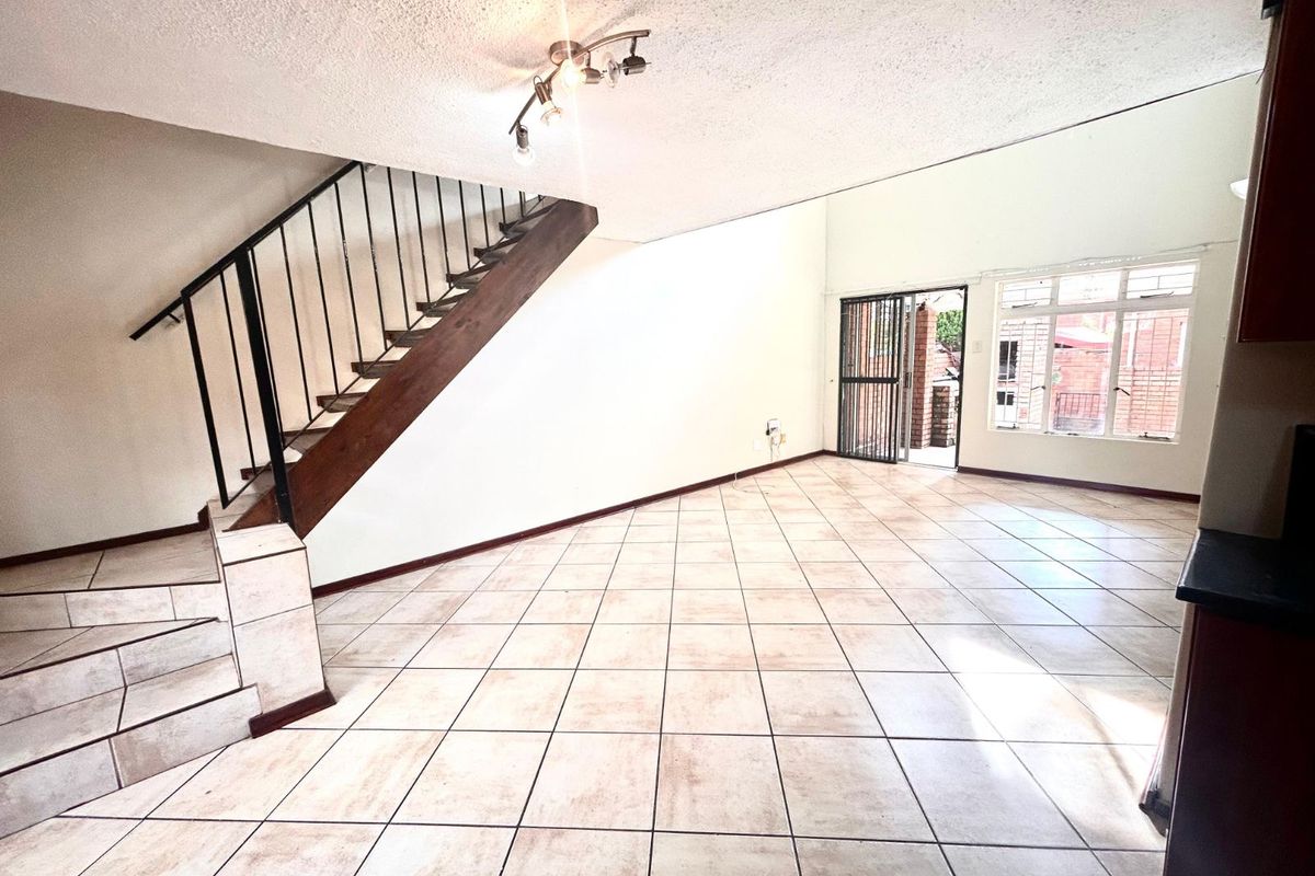 Townhouse To Rent in Garsfontein - Photo 5