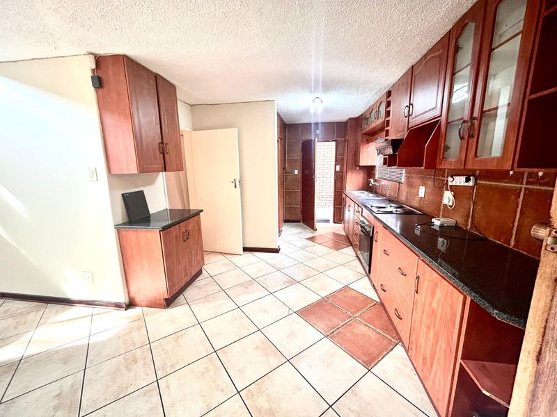 Townhouse To Rent in Garsfontein - Photo 4