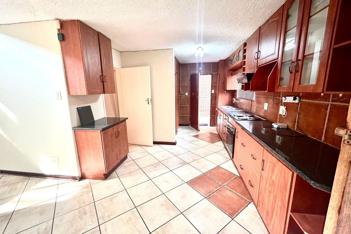 Townhouse To Rent in Garsfontein - Photo 4