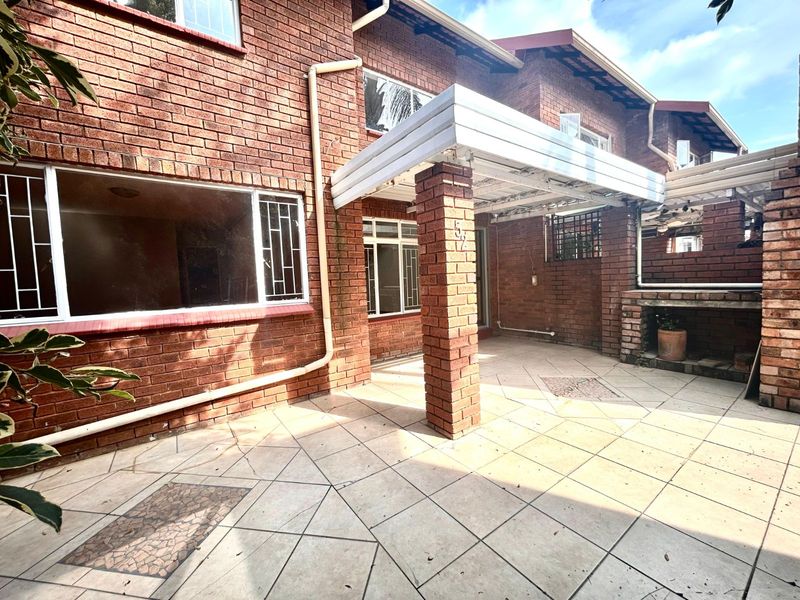 Townhouse To Rent in Garsfontein - Photo 2