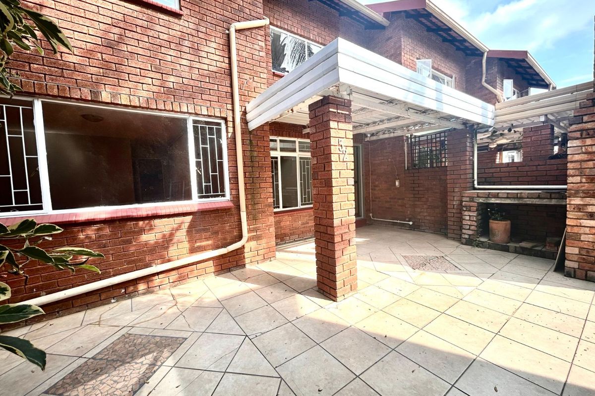 Townhouse To Rent in Garsfontein - Photo 2