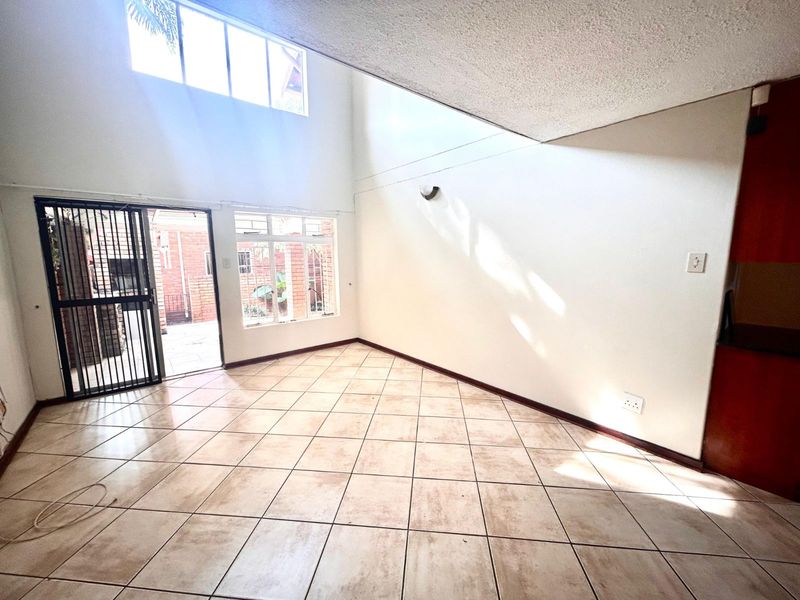 Townhouse To Rent in Garsfontein - Photo 3