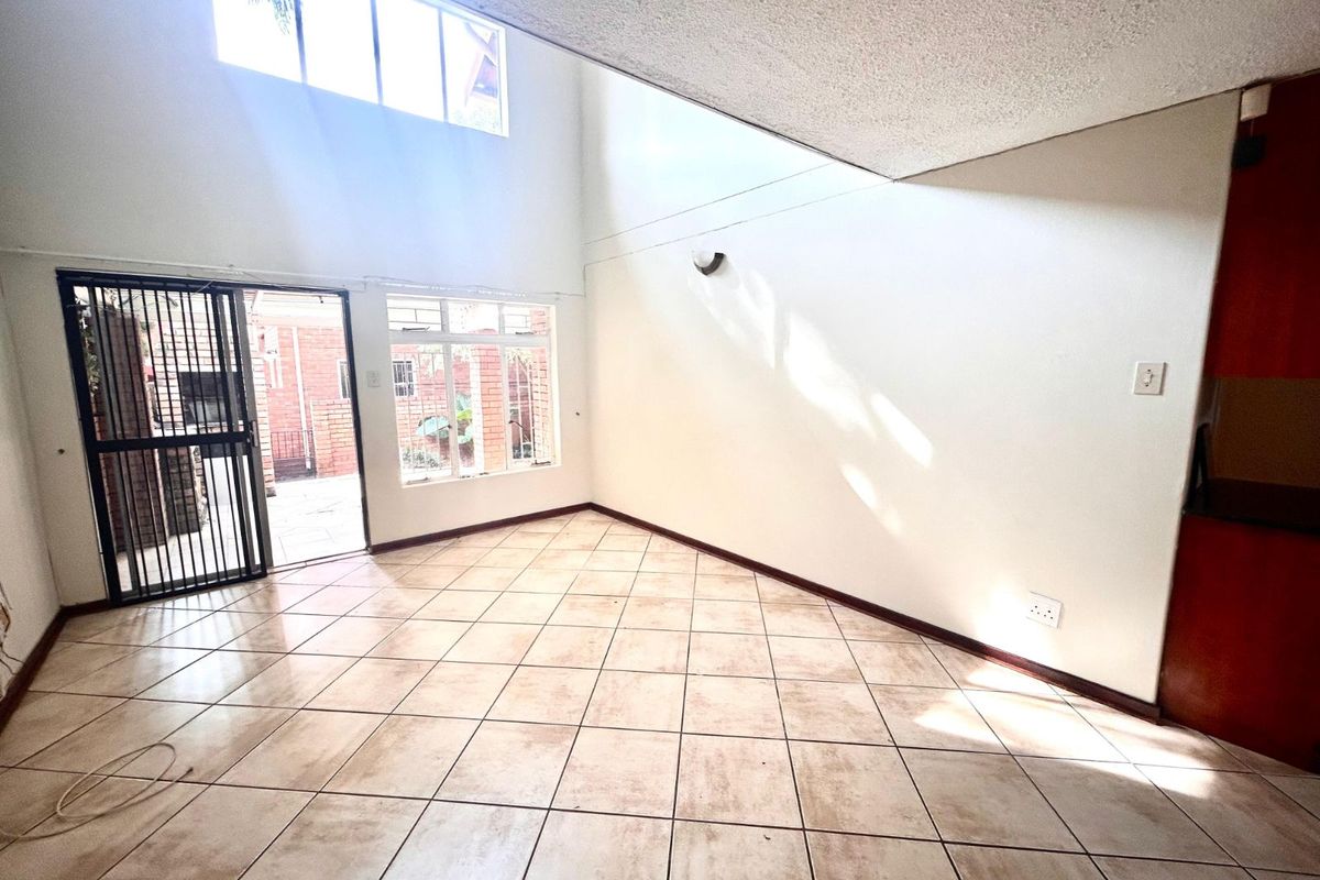 Townhouse To Rent in Garsfontein - Photo 3
