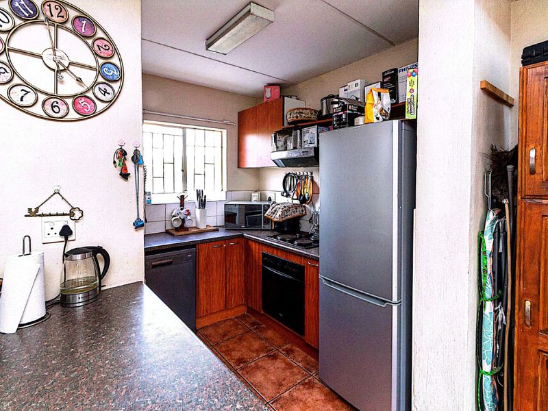 Townhouse For Sale in Strubensvallei - Photo 9