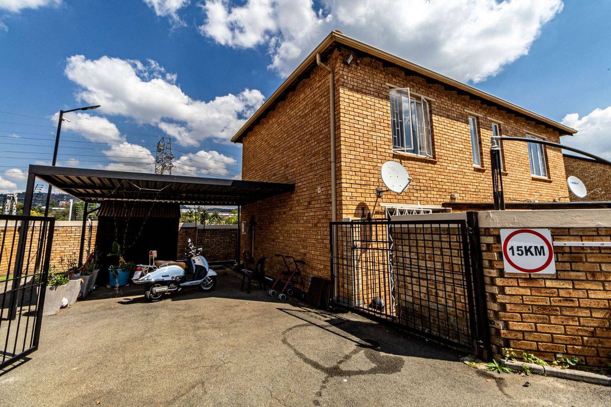 Townhouse For Sale in Strubensvallei - Photo 2