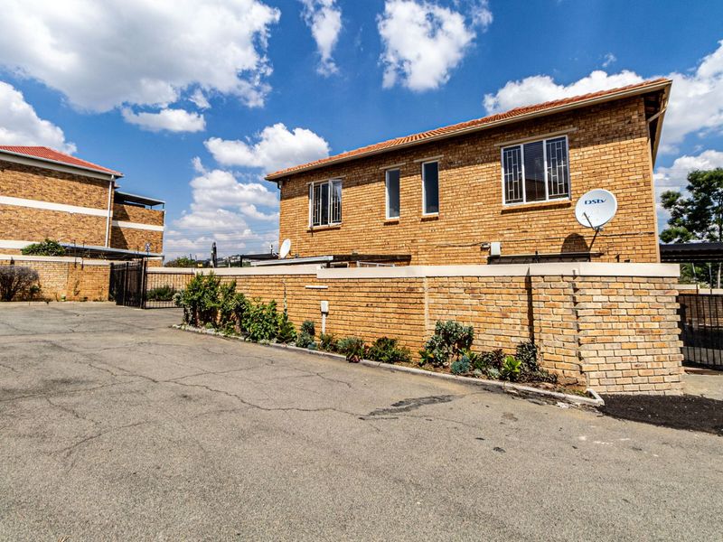 Townhouse For Sale in Strubensvallei - Photo 2