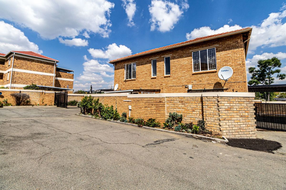 Townhouse For Sale in Strubensvallei - Photo 3