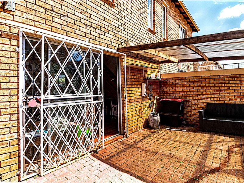 Townhouse For Sale in Strubensvallei - Photo 5