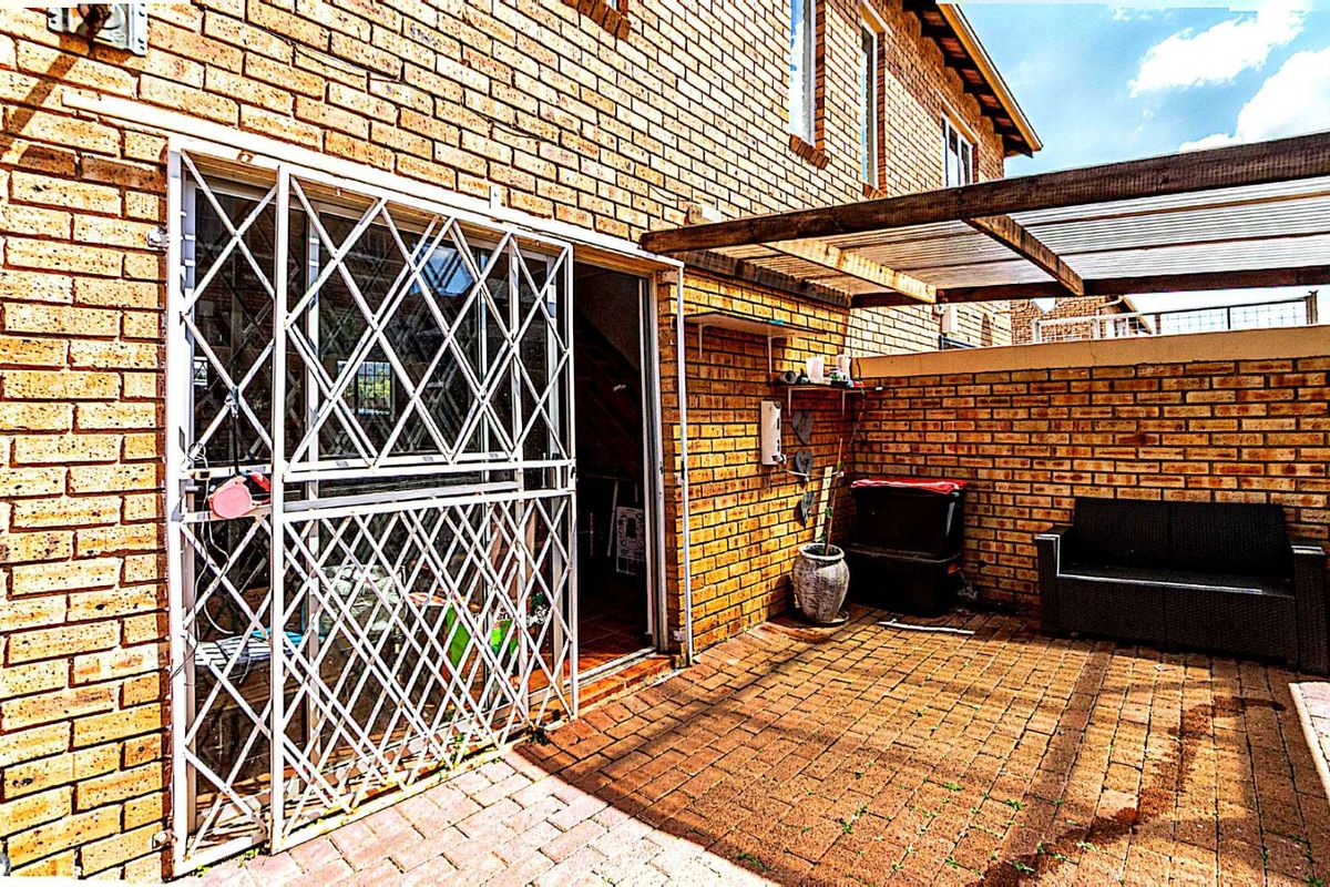 Townhouse For Sale in Strubensvallei - Photo 5