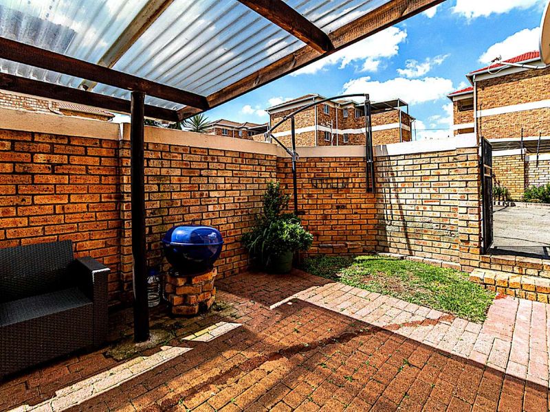 Townhouse For Sale in Strubensvallei - Photo 4