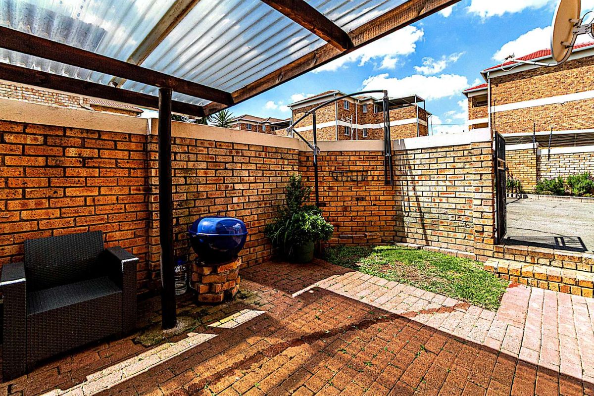 Townhouse For Sale in Strubensvallei - Photo 4