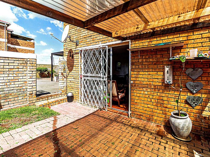 Townhouse For Sale in Strubensvallei - Photo 3
