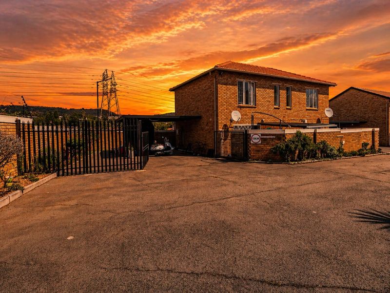 Townhouse For Sale in Strubensvallei - Photo 4