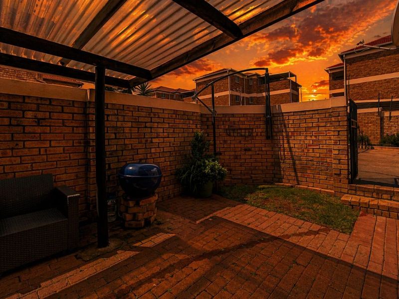 Townhouse For Sale in Strubensvallei - Photo 5