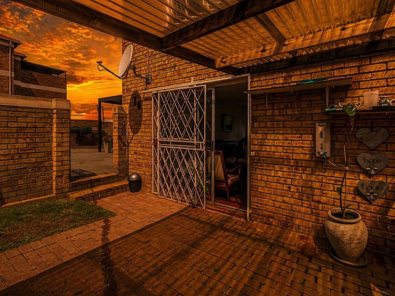 Townhouse For Sale in Strubensvallei - Photo 2