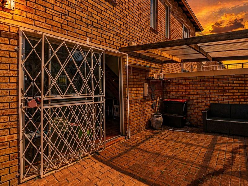Townhouse For Sale in Strubensvallei - Photo 6