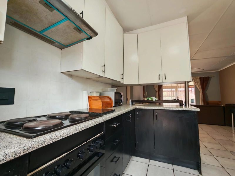 Townhouse For Sale in Birch Acres - Photo 7