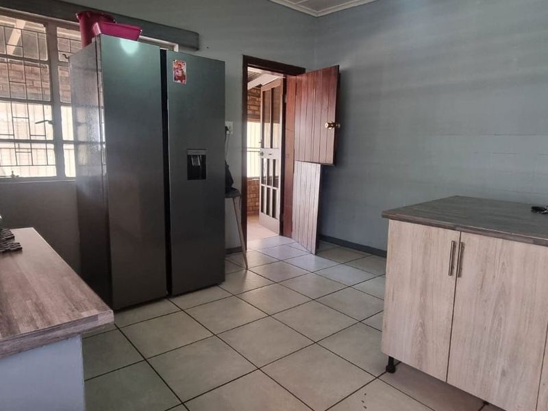 House For Sale in Beaconsfield - Photo 4