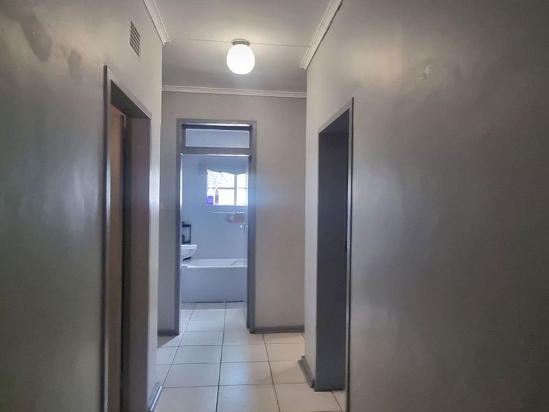 House For Sale in Beaconsfield - Photo 10