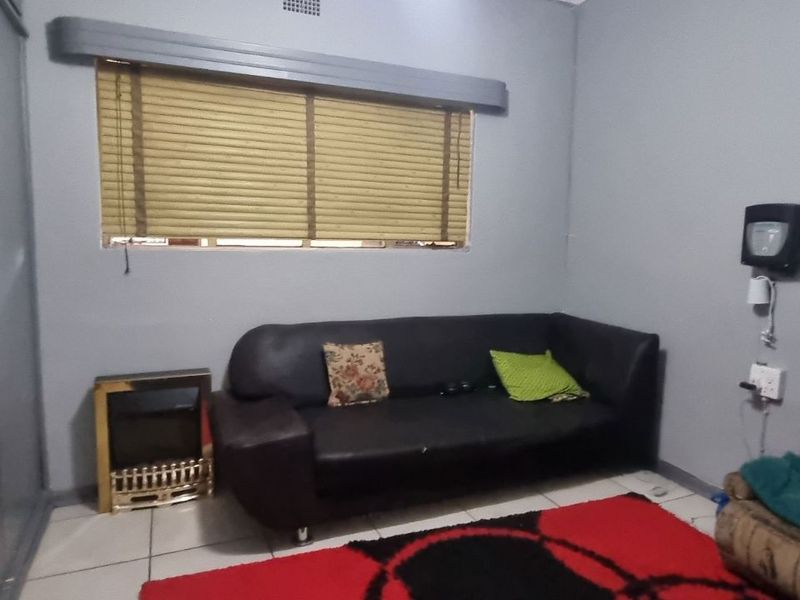 House For Sale in Beaconsfield - Photo 3