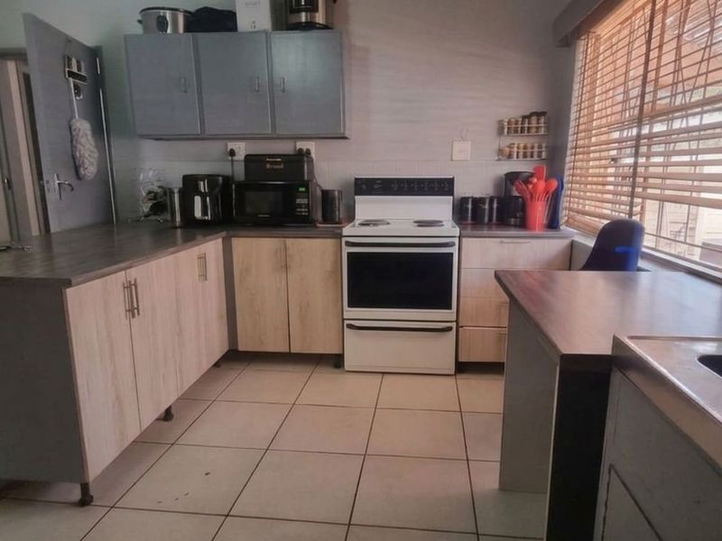 House For Sale in Beaconsfield - Photo 5