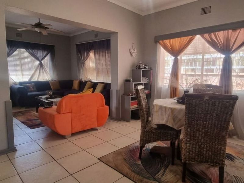 House For Sale in Beaconsfield - Photo 2