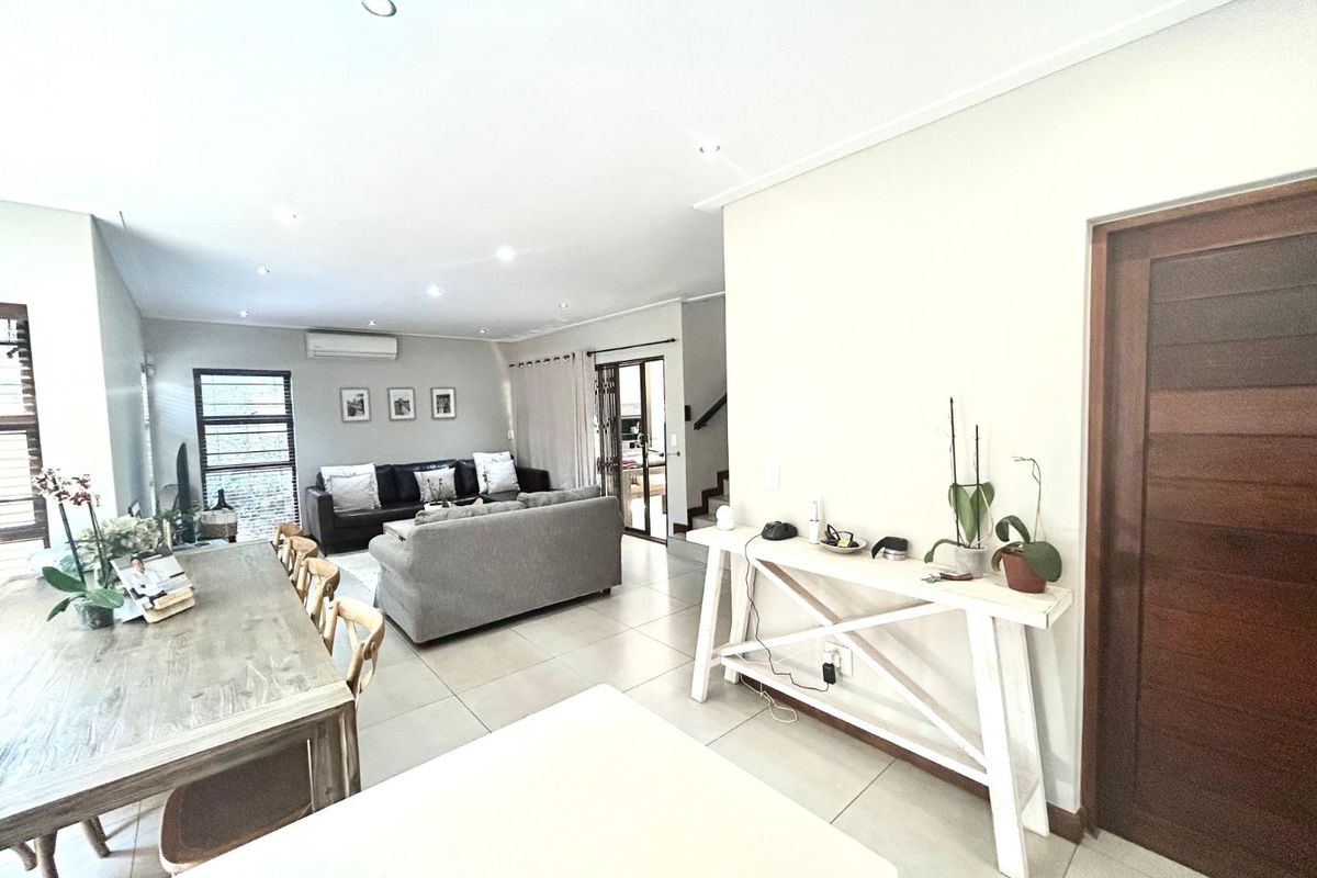 Townhouse To Rent in Menlo Park - Photo 2