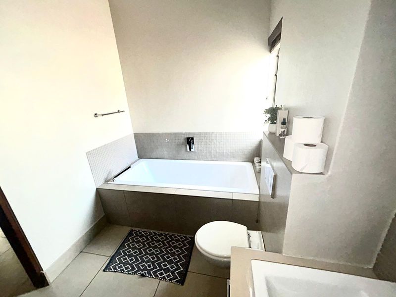 Townhouse To Rent in Menlo Park - Photo 10