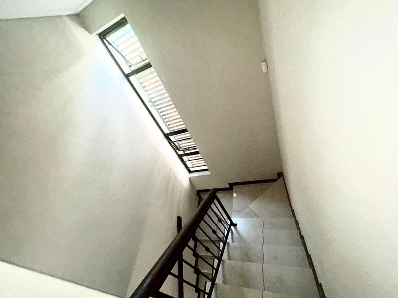 Townhouse To Rent in Menlo Park - Photo 5