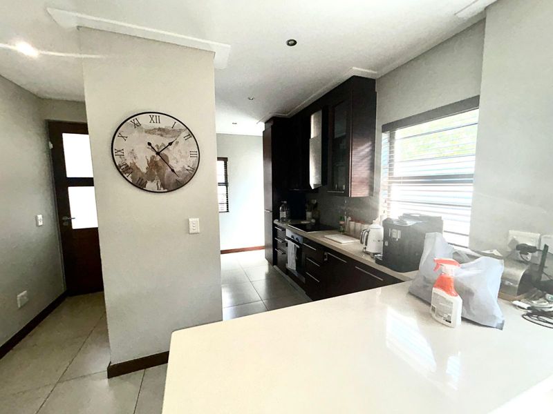 Townhouse To Rent in Menlo Park - Photo 3