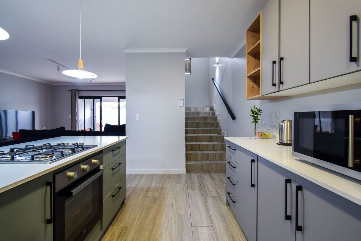 Townhouse For Sale in Olympus AH - Photo 4