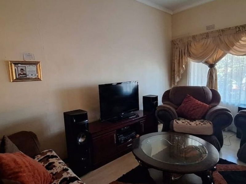 House For Sale in Beaconsfield - Photo 2