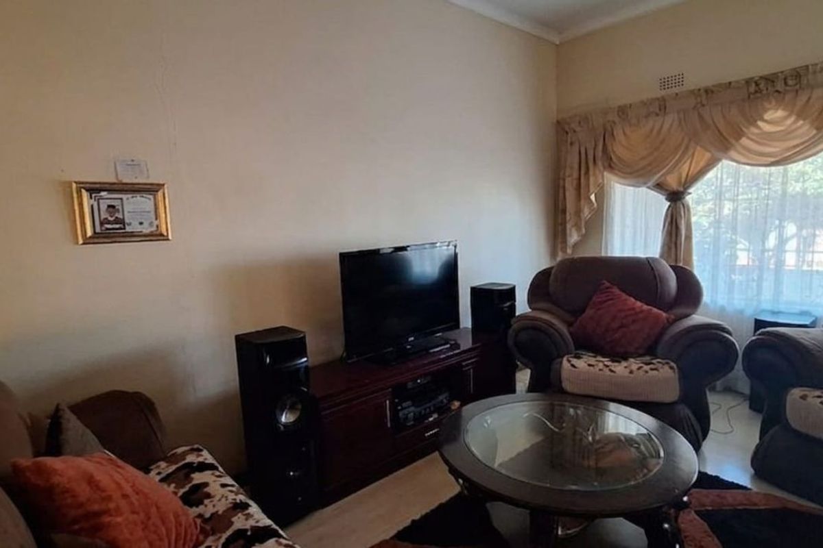 House For Sale in Beaconsfield - Photo 2