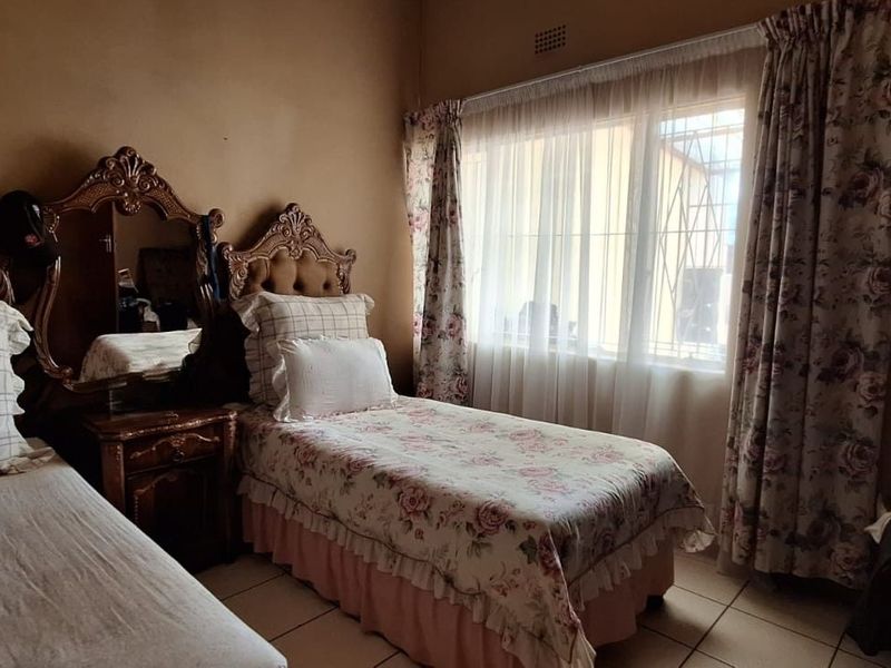 House For Sale in Beaconsfield - Photo 7