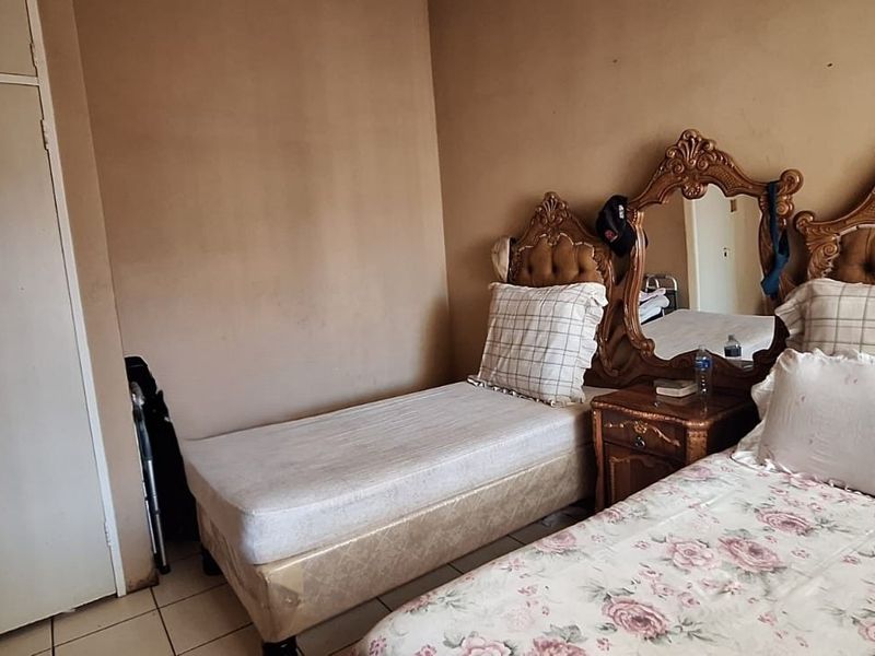 House For Sale in Beaconsfield - Photo 6