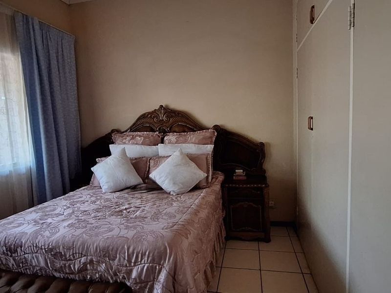 House For Sale in Beaconsfield - Photo 5