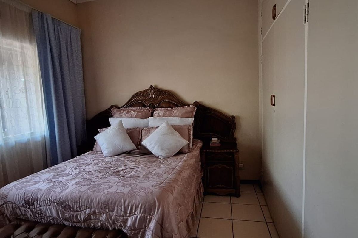 House For Sale in Beaconsfield - Photo 5