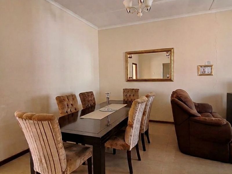 House For Sale in Beaconsfield - Photo 3