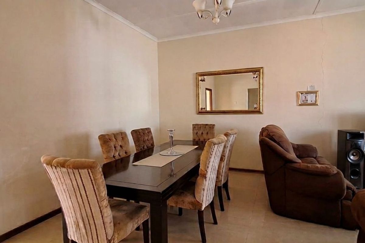 House For Sale in Beaconsfield - Photo 3