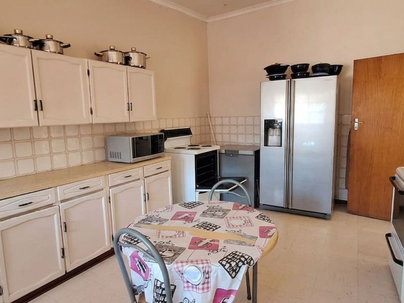 House For Sale in Beaconsfield - Photo 4