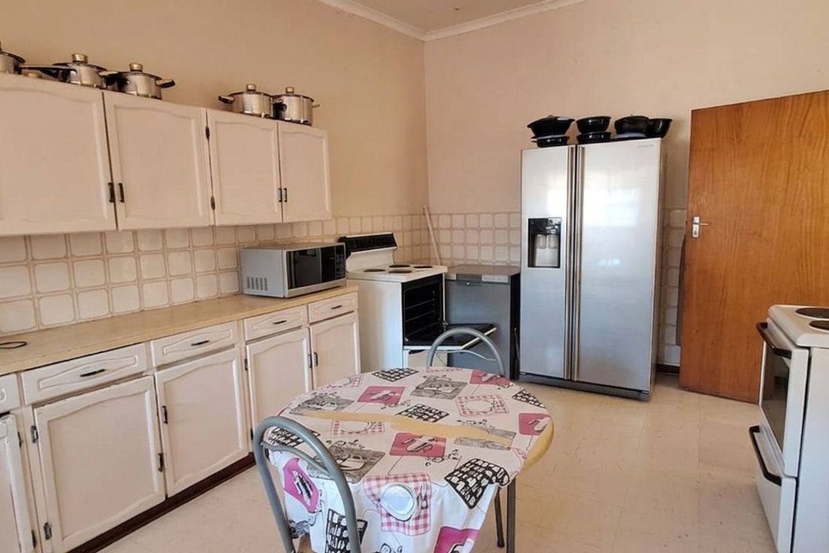 House For Sale in Beaconsfield - Photo 4