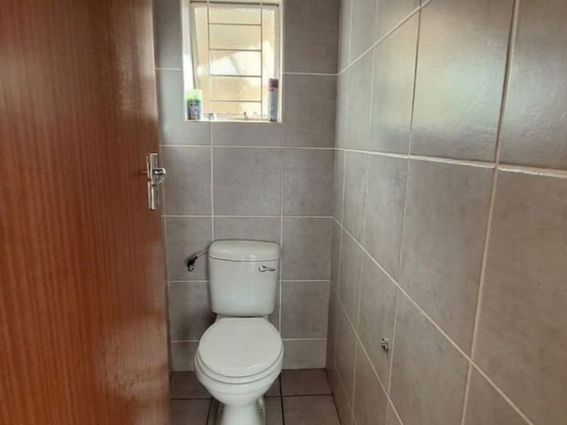 House For Sale in Beaconsfield - Photo 9