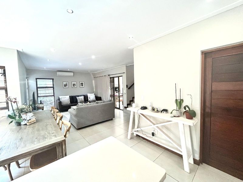 Townhouse To Rent in Menlo Park - Photo 2