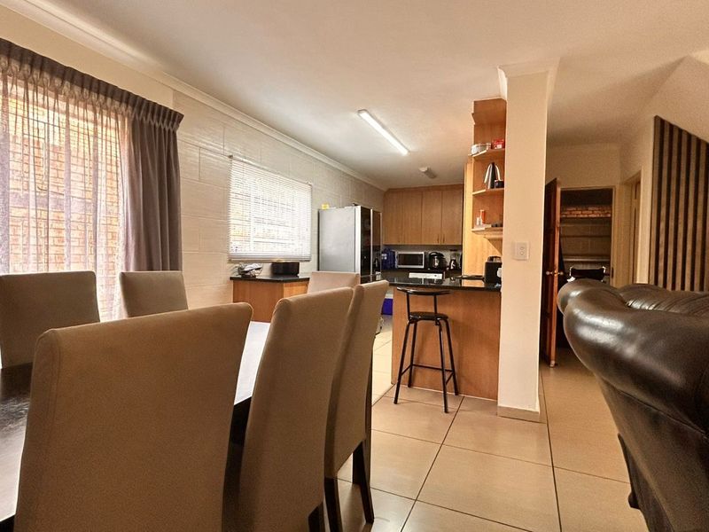 Townhouse For Sale in North Riding - Photo 5