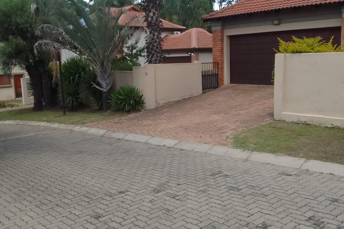 House For Sale in Equestria - Photo 2